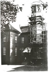 <p>Foto gemaakt tijdens herstel van het voegwerk van de traptoren (Huisarchief Huis Sevenaer).</p>
